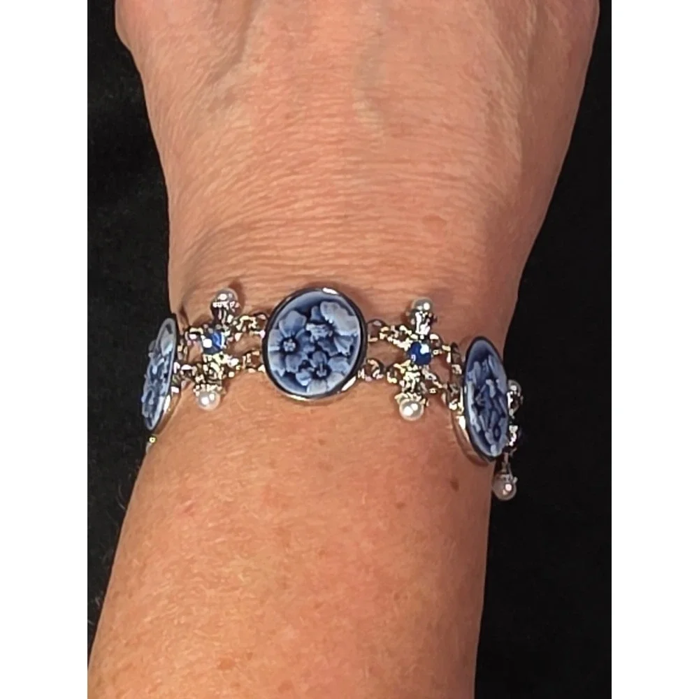 Blue Floral Cameo Bolo Bracelet Silvertone Adjustable Pearl‎ Crystal Accents